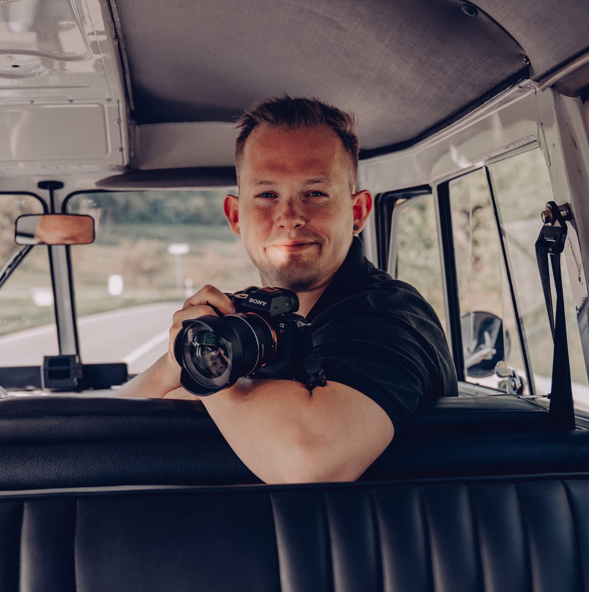 Florian Scheytt mit Kamera im VW-Bus