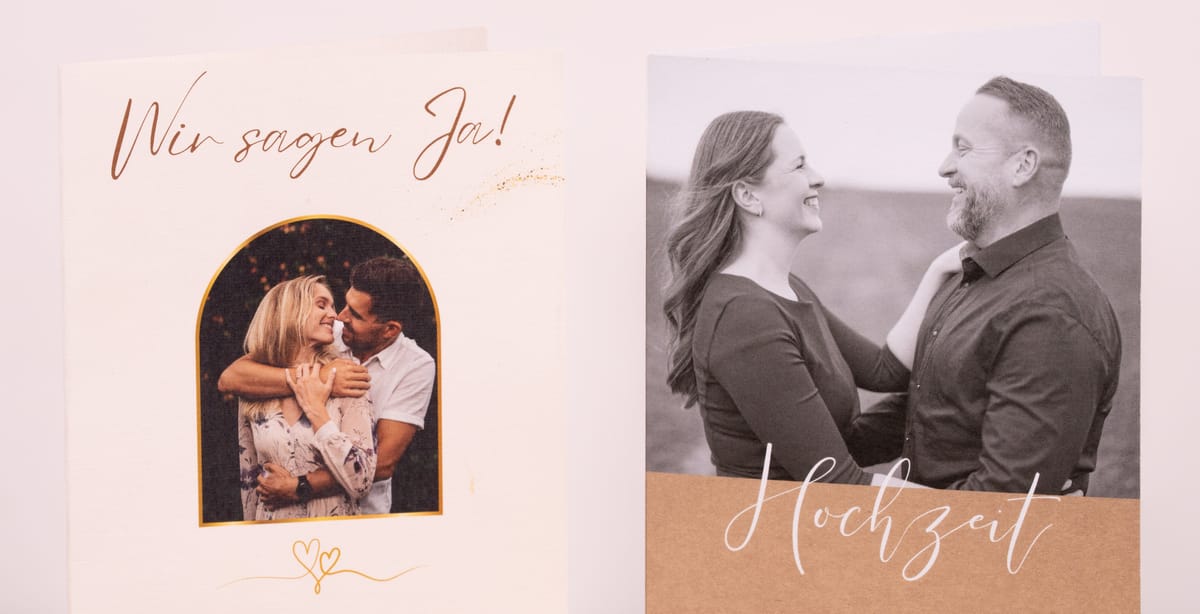 Zwei Hochzeitseinladungen mit Fotos von Florian Scheytt, links „Wir sagen Ja!“, rechts „Hochzeit“