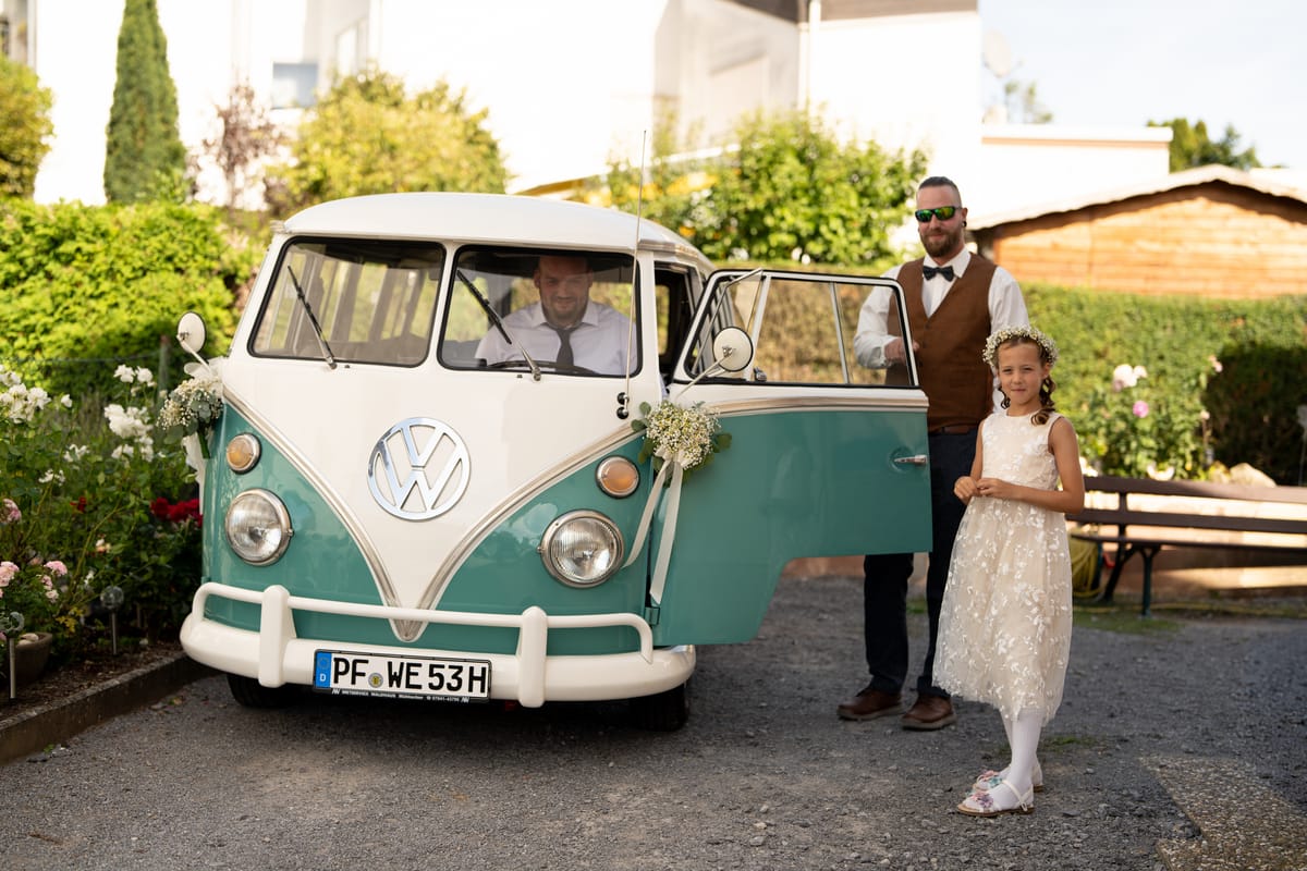 Mit dem Bulli zur Trauung, Übergabe des Hochzeitsautos um 13:06 Uhr, Schloss Riet, Vaihingen an der Enz